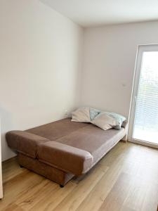 Un pat sau paturi într-o cameră la Holiday House Tomajna