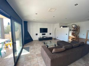 TV a/nebo společenská místnost v ubytování Villa familiale piscine privée et magnifique vue mer