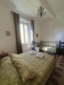 - une chambre avec 2 lits et une fenêtre dans l'établissement Relais Puccini, à Lucques