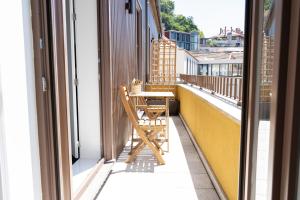 Casa Girasol River View في بورتو: بلكونه عليها طاوله وكراسي