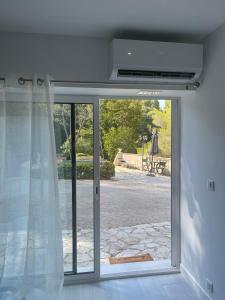 Fotografia z galérie ubytovania appartement bas de villa avec piscine privée partagée proche bord de mer v destinácii Cagnes-sur-Mer