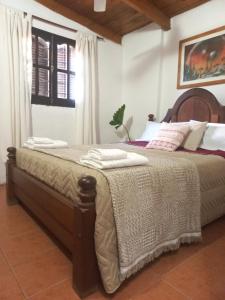 ein Schlafzimmer mit einem Bett in einem Zimmer in der Unterkunft casa de fin de semana in Termas de Río Hondo