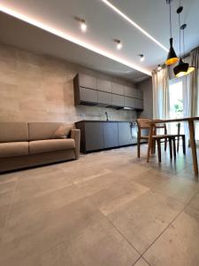 - un salon avec un canapé et une table dans l'établissement Appartamento di design a 30 metri dal mare, à Alba Adriatica
