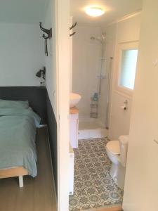 bagno con letto, doccia e servizi igienici di Chalet Op de Brusse a De Heurne