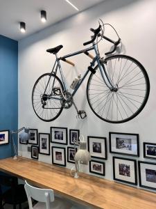 - un vélo suspendu sur un mur dans une pièce dans l'établissement Appartamento di design a 30 metri dal mare, à Alba Adriatica