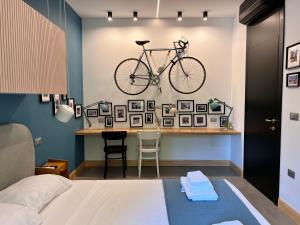 - un vélo suspendu au mur dans une chambre dans l'établissement Appartamento di design a 30 metri dal mare, à Alba Adriatica