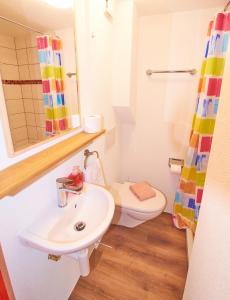 Un baño blanco con lavabo e inodoro. en New West Station 7, en Interlaken