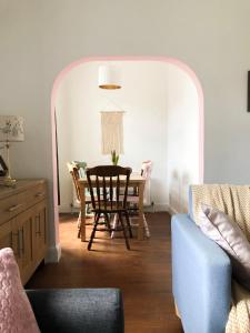 uma sala de jantar com uma mesa e uma cadeira em Light & Spacious Loch Lomond Apartment em Alexandria
