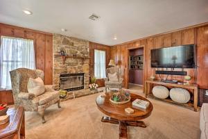 TV a/nebo společenská místnost v ubytování Pool and Outdoor Kitchen Grand Lake Getaway!