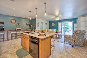 Kuchyň nebo kuchyňský kout v ubytování Pool and Outdoor Kitchen Grand Lake Getaway!