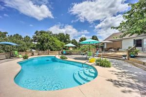 Bazén v ubytování Pool and Outdoor Kitchen Grand Lake Getaway! nebo v jeho okolí