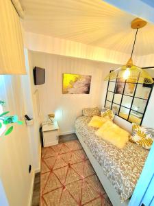 mała sypialnia z łóżkiem i oknem w obiekcie Sky level Loft Sierra Nevada w mieście Sierra Nevada