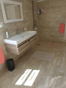 ein Badezimmer mit einer weißen Badewanne und einem Spiegel in der Unterkunft Beach House with DSTV & WIFI & basic housekeeping in Knysna