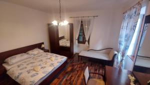 1 dormitorio con cama, mesa y espejo en Lisko Vacation house en Tribalj