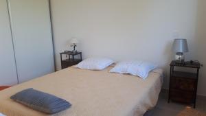 Кровать или кровати в номере JOLIE VILLA dans un endroit paisible, à 3 mn de la Mer et de la Montagne