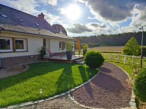 dom z dziedzińcem z patio w obiekcie Gîte équestre. Ferme des Essarts w mieście Maucomble