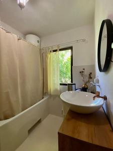 柳布希基的住宿－Casa Madre Kravice Waterfalls，一间带水槽、浴缸和镜子的浴室