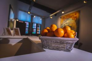 un panier d'oranges assis au-dessus d'un comptoir dans l'établissement B&B BedStarLine, à Anvers