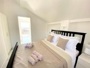 1 dormitorio con 1 cama grande y 2 toallas. en Villa Danza Del Mar - Designed for Adults, en Vir