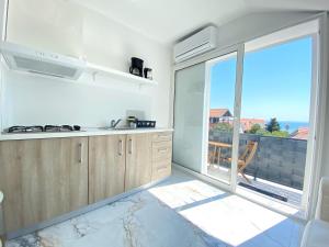 cocina con ventana grande y vistas al océano en Villa Danza Del Mar - Designed for Adults, en Vir