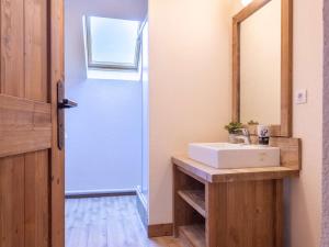 ein Badezimmer mit Waschbecken und Spiegel in der Unterkunft Appart centre Saint-Lary avec piscine, sauna et parking - FR-1-296-425 in Saint-Lary-Soulan + 13 Fotos
