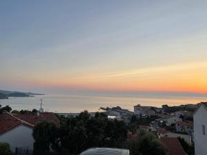 widok na ocean z miasta o zachodzie słońca w obiekcie Villa magnifique vue mer w mieście Banyuls-sur-Mer
