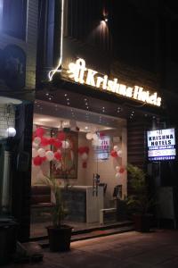 阿姆利則的住宿－Shree Krishna Hotels，一间晚上在餐厅前面有标牌的餐厅