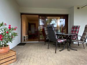 een patio met een tafel en stoelen bij Ferienwohnung Eva mit Blick ins Grüne 