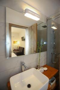 A bathroom at Eleni's Guesthouse