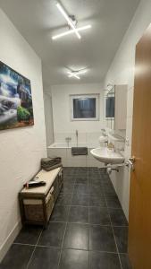 Ένα μπάνιο στο Ferienwohnung Teufelstisch