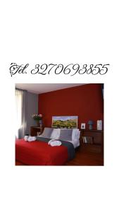 莫爾曼諾的住宿－La Casetta di Renato，一间卧室配有红色墙壁的床