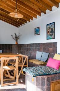 un soggiorno con un tavolo e un divano di Casa do Cascalho a Ribeira Grande