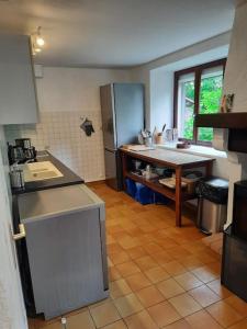 kuchnia ze zlewem i stołem w obiekcie Gite Pyrénées pleine nature jacuzzi 4/5 pers. w mieście Mifaget +11 zdjęć