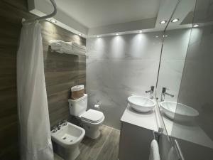 a bathroom with a toilet and a sink and a shower at DEPARTAMENTO CENTRICO CON COCHERA - CORDOBA Argentina- in Cordoba