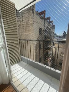 een balkon met uitzicht op een gebouw bij DEPARTAMENTO CENTRICO CON COCHERA - CORDOBA Argentina- in Cordoba