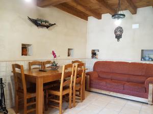 a living room with a table and a couch at Casa Rural Río Duratón in Laguna de Contreras
