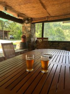 zwei Gläser Bier auf einem Holztisch in der Unterkunft Mas Molladar in Camprodon