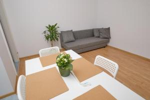 salon ze stołem, krzesłami i kanapą w obiekcie Apartament Słoneczny 7 w mieście Opole +37 zdjęć
