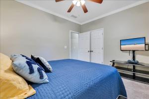 um quarto com uma cama azul e uma televisão de ecrã plano em Atlanta Private Charming Room 2 em Atlanta