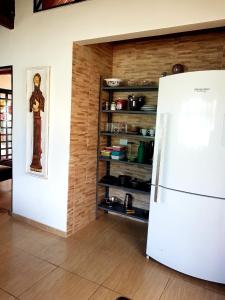 eine Küche mit einem weißen Kühlschrank im Zimmer in der Unterkunft Casa Toá, Chapad dos Veadeiros in Alto Paraíso de Goiás