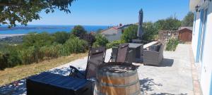 - une terrasse avec un bouquet de chaises et un tonneau dans l'établissement Stara Malija, à Izola