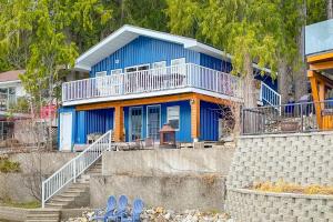 uma casa azul com escadas que levam até ela em Aussie Summer em Christina