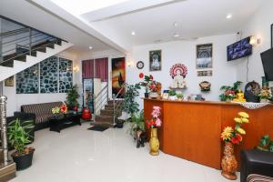 un vestíbulo de una casa con flores y plantas en DELIGHT REICH HOTEL en Peradeniya