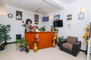 uma sala de espera com plantas e um balcão em DELIGHT REICH HOTEL em Peradeniya