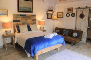 a bedroom with a bed and a couch at Geronimo Guest House Belém in Lisbon