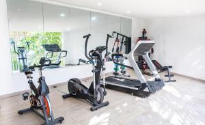 Spordikeskus ja/või sportimisvõimalused majutusasutuses Santorini Casablanca Resort