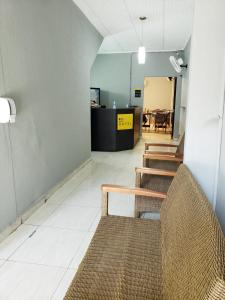 una sala de espera con sillas y una mesa en Orquidário Praia Hotel, en Santos