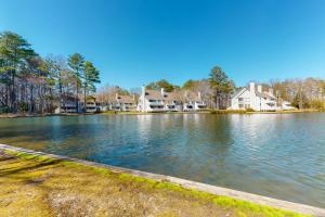 - une vue sur un lac avec des maisons en arrière-plan dans l'établissement Sea Colony - 4003 Volley, à Bethany Beach