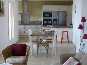 a kitchen and dining room with a table and chairs at Vista di Sognu in Monticello