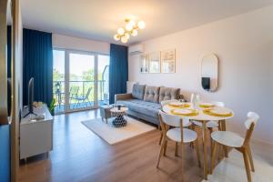 a living room with a couch and a table at Apartament Belezza in Dziwnów